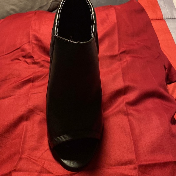 Black heels - Picture 2 of 3